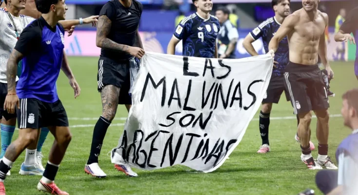 FIFA ABRIRÁ UN EXPEDIENTE DISCIPLINARIO A ARGENTINA POR EXHIBIR UNA BANDERA SOBRE LAS ISLAS MALVINAS