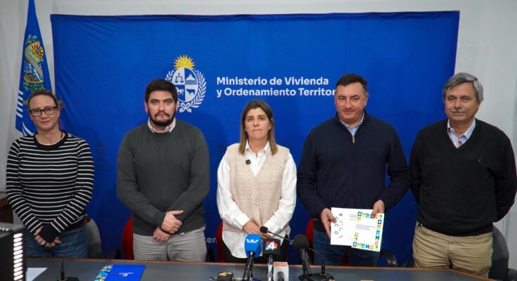 Carlos Albisu y Tamara Paseyro firmaron dos convenios para fortalecer las políticas de vivienda y ordenamiento territorial en Salto