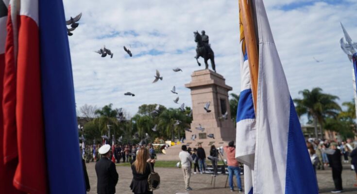 Se realizan las inscripciones para el desfile del 25 de agosto y la colocación de ofrendas florales